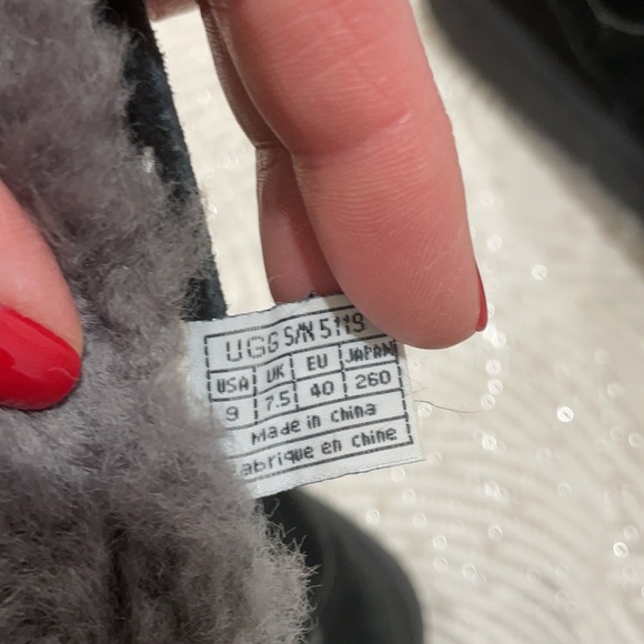 Original black Uggs with metal tag and metal zipper - Picture 5 of 8